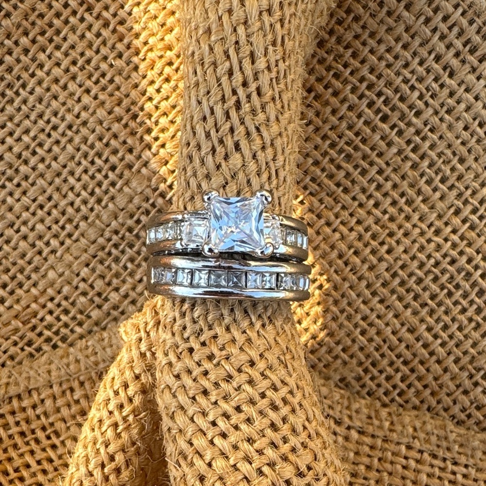 Elegant Silver Women's Ring Set Size 7 New Never used